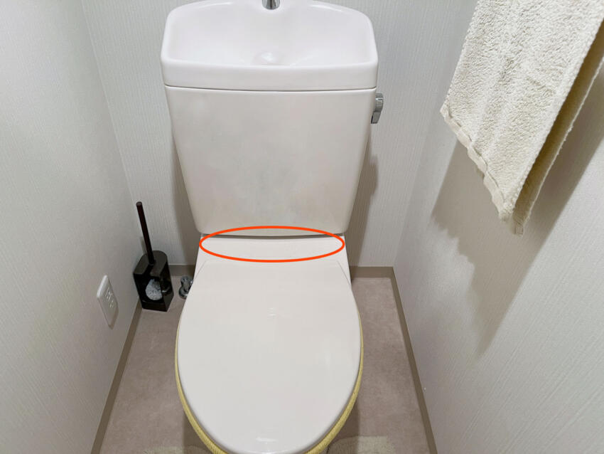 タンクと便器の水道管の接合部分の故障でトイレが水浸しに