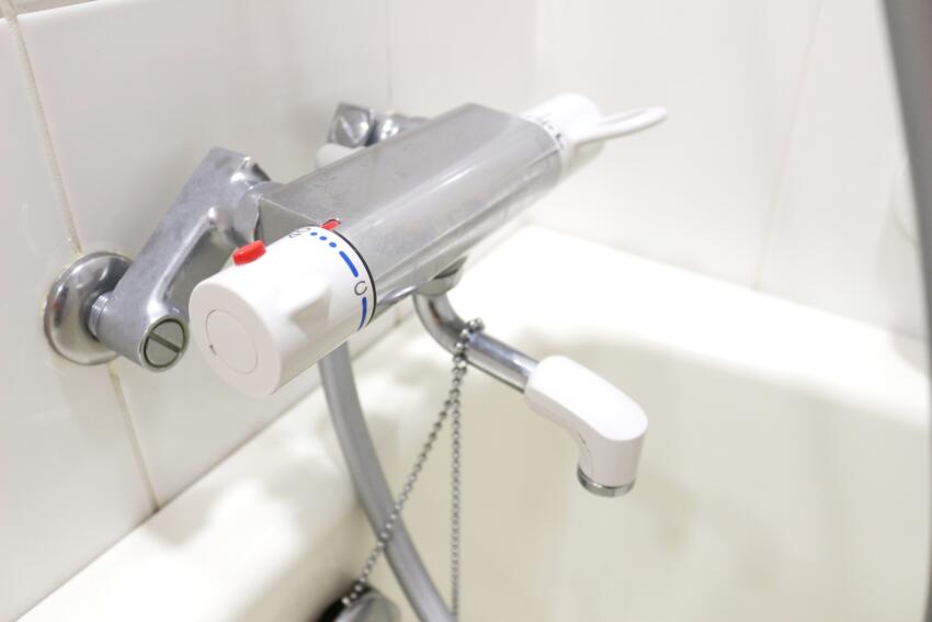 浴室の止水栓は水栓と一体化しています