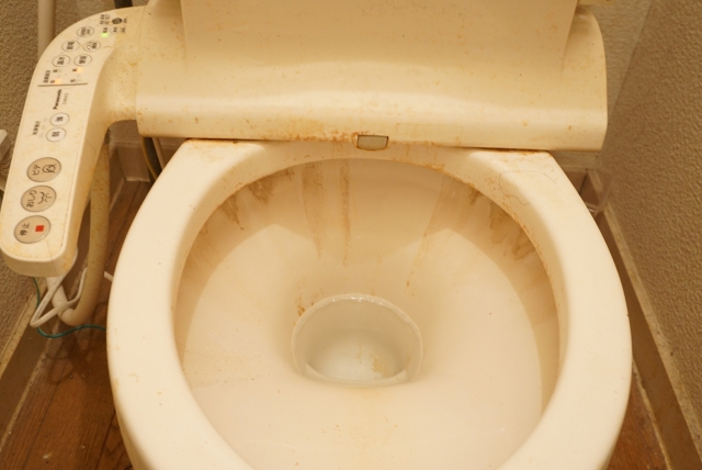 トイレの尿石はサンポールで除去